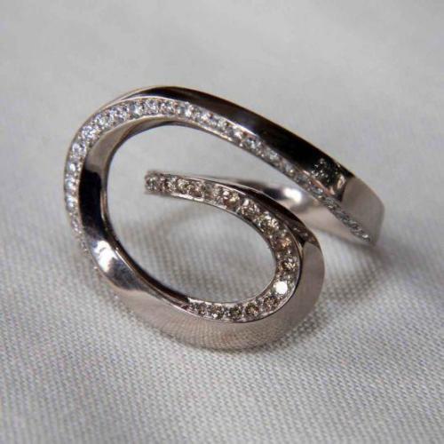 Bague Tourbillon en or palladié 8,2 g.